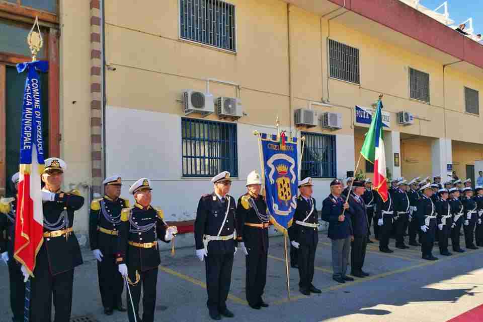 manzoni contro la polizia municipale di pozzuoli