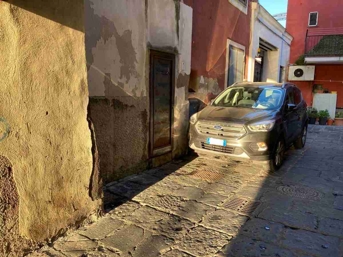 sosta-selvaggia-pozzuoli-largo-del-rosso