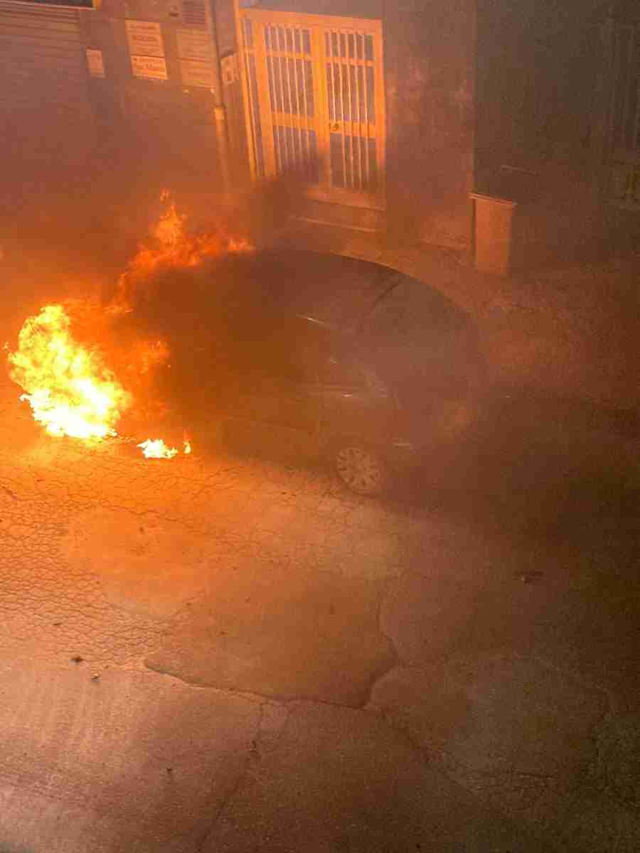 auto in fiamme a pozzuoli in via nicola fasano intervento vigili del fuoco