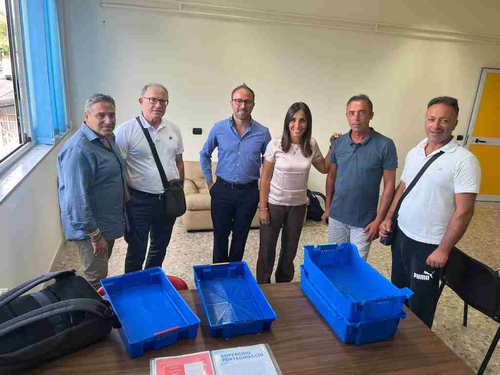 Assessore Zazzaro con venditori a pozzuoli cassette green