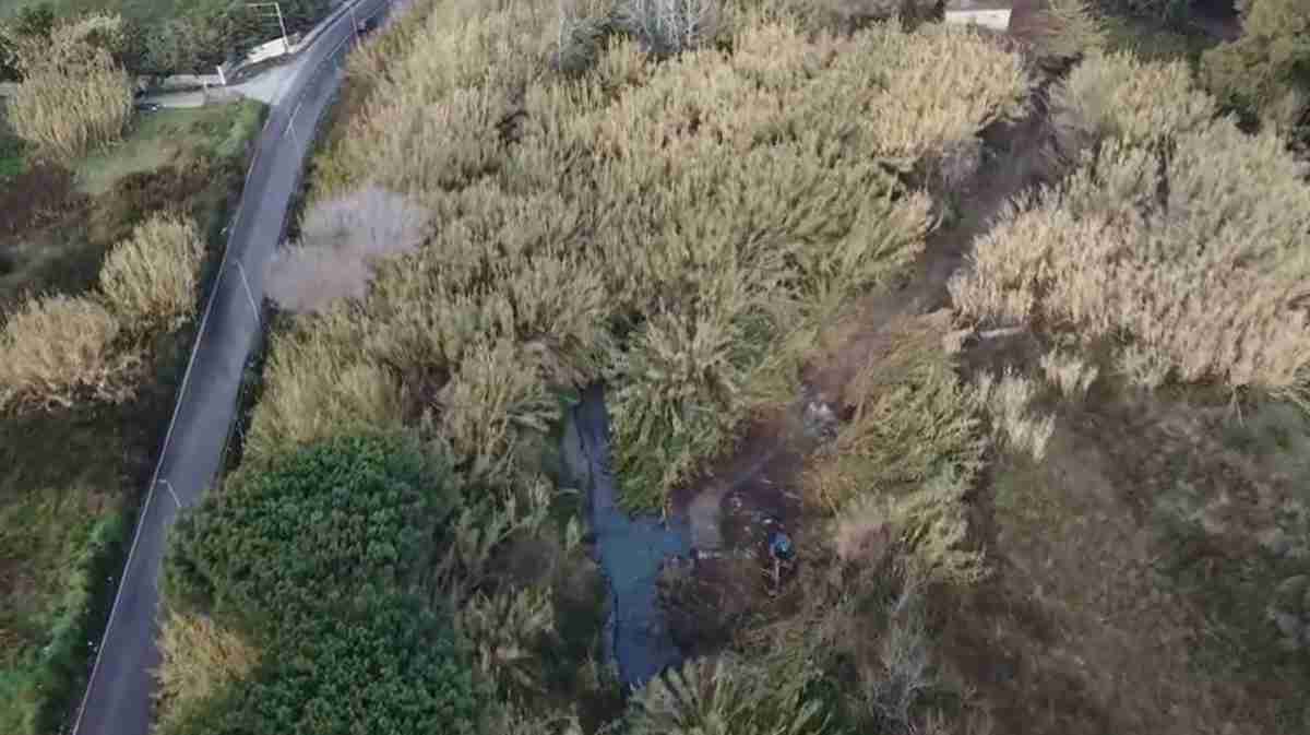 Liquami da un canale a Licola strade e terreni allagati
