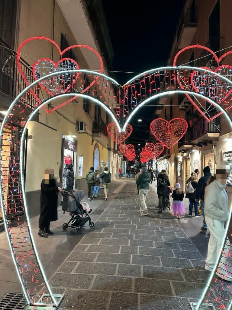 pozzuoli decorazioni per le strade in occasione di san valentino